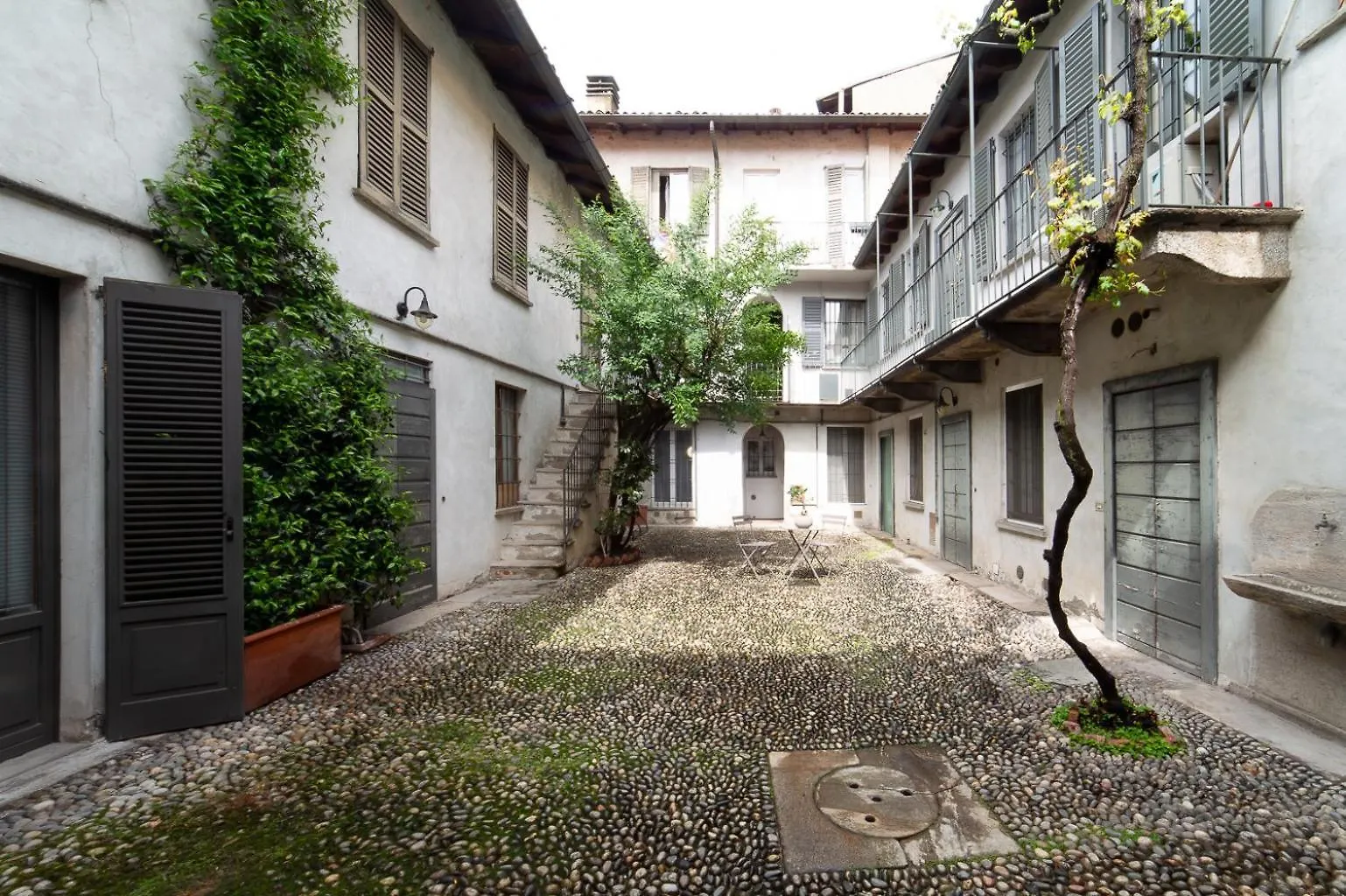 Hbhall Navigli 2 Apartment Milan Italy